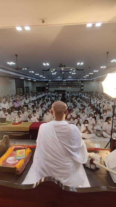 Public discourse and live pravachan by Muni Adarsh